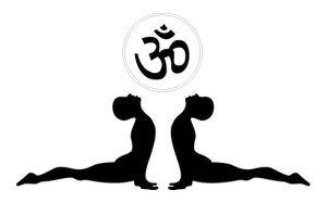 Nello yoga, un ASANA è considerato un lavoro simultaneo di vibrazione del corpo, dell’anima e della mente, all’unisono con l’infinito. Un ASANA è una postura corporea che si esegue in modo rilassato, ma che richiede una specifica concentrazione. È più di un esercizio fisico; è una modalità di integrazione psicosomatica. Questa vicinanza delicata e piena d’ammirazione ai misteri dell’essere si basa sulla rieducazione posturale e mira al risveglio spirituale attraverso l’aiuto del corpo.