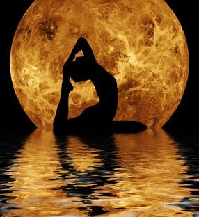 Le posizioni yoga (asanas) fanno parte del sistema yoga chiamato Hatha Yoga, sistema che pare essere il più accessibile agli occidentali, che, in genere, non sono inclini come gli orientali alla contemplazione. In ogni sistema yoga, lo scopo finale è quello di equilibrare le energie dell’intero essere, di assicurare l’armonia dell’essere umano con sé stesso e, anche, con l’ambiente circostante, con l’universo. L’etimologia della parola Hatha è estremamente simbolica: Ha significa Sole, e Tha, Luna. La parola significa YOGA significa unione, cosi Hatha Yoga è l’unione tra Sole e Luna, cioè tra tutti gli aspetti duali dell’essere.