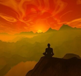 Chi si avvicina allo yoga lo fa di solito per due ragioni. Un amico lo ha consigliato per prendersi cura di un’anca malandata o combattere lo stress accumulato in ufficio nella consueta lotta tra scrivanie. Oppure si è alla ricerca di una risposta sui grandi temi dell’esistenza. Chi siamo? C’è qualcosa oltre la vita? E se sì, quale sarà il nostro destino?