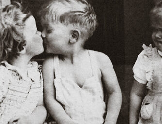 La parola "geloso" viene dal latino zalosus che corrisponde al greco zelotos il cui significato è rintracciabile in emulo o rivale. La radice proviene dal greco zelos: zelo, emulazione, invidia o gelosia (1). Per i latini e i greci, tra invidia e gelosia non c