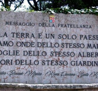Fratellanza (I) "Alcuni anni fa di colpo mi sono accorta che volevo capire, che avevo il bisogno di cambiare, cercavo qualcuno con cui parlare e non so come sono finita in una “palestra” dove ho trovato un uomo......... e qui sto trovando........."
Definizione di FRATELLANZA: Legame naturale; vincolo affettivo tra fratelli: rapporto, sentimento di fratellanza; sentimento di affetto e solidarietà che lega più persone tra loro come fratelli; comunanza di ideali e di intenti: la fratellanza tra i popoli.