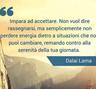 Accettazione (I) "Concedimi la serenità di accettare le cose che non posso cambiare, il coraggio per cambiare quelle che posso e la saggezza per riconoscerne la differenza". (San Francesco)
L’accettazione, se guardata con superficialità, potrebbe essere confusa con una sorta di passività che lascia fare tutto e non si stupisce di niente. In questo senso potrebbe essere considerata una manifestazione dell’accidia, un vigliacco non voler fare mascherato da parole gentili e leggere. Cos’è in realtà l’accettazione che, nonostante tutti i malintesi, lascia intravedere la sua potenza? Cercando il verbo accettare nel dizionario etimologico si scopre che accettare deriva dal verbo latino “capere”: ricevere con gradimento e dimostrarlo.