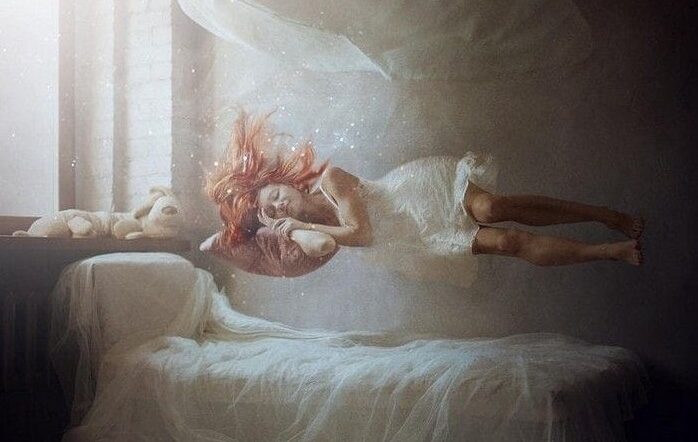 Il sogno è un esperienza interiore che avviene quando dormiamo, nello stato di sonno. Potremmo definire tre stati fondamentali della coscienza che sono lo stato di veglia, lo stato di sonno senza sogni, e lo stato di sonno con sogni. In realtà questi tre stati sono molto più interconnessi di quanto pensiamo. Per esempio la nostra attività nello stato di veglia influenza notevolmente gli altri due stati.