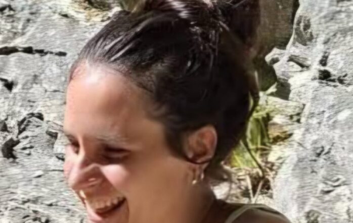 Ho appena iniziato il mio secondo anno nella Scuola di Yoga Satyasvara e mi sono ritrovata a guardare indietro, a chiedermi cosa sia successo in questi mesi, da quando per la prima volta ho varcato la soglia di questo mondo. È difficile raccontarlo, perché non è stato semplicemente un anno di lezioni, ritiri ed escursioni. È stato un anno in cui ho incontrato persone, esperienze e parti di me che non conoscevo ancora, o meglio, che non avevo ancora imparato ad ascoltare. Ho conosciuto la Scuola tramite Adriana. Ho incontrato Adriana online durante il primo lavoro di gruppo della triennale di psicologia e, da lì, abbiamo iniziato a parlare. Ho sentito subito che in lei c’era qualcosa di diverso. Quando abbiamo consacrato i primi pasti insieme, mi sono accorta che non la guardavo con giudizio, come spesso facciamo quando incontriamo qualcosa che non conosciamo, mi veniva invece da osservarla con curiosità. Volevo capire.